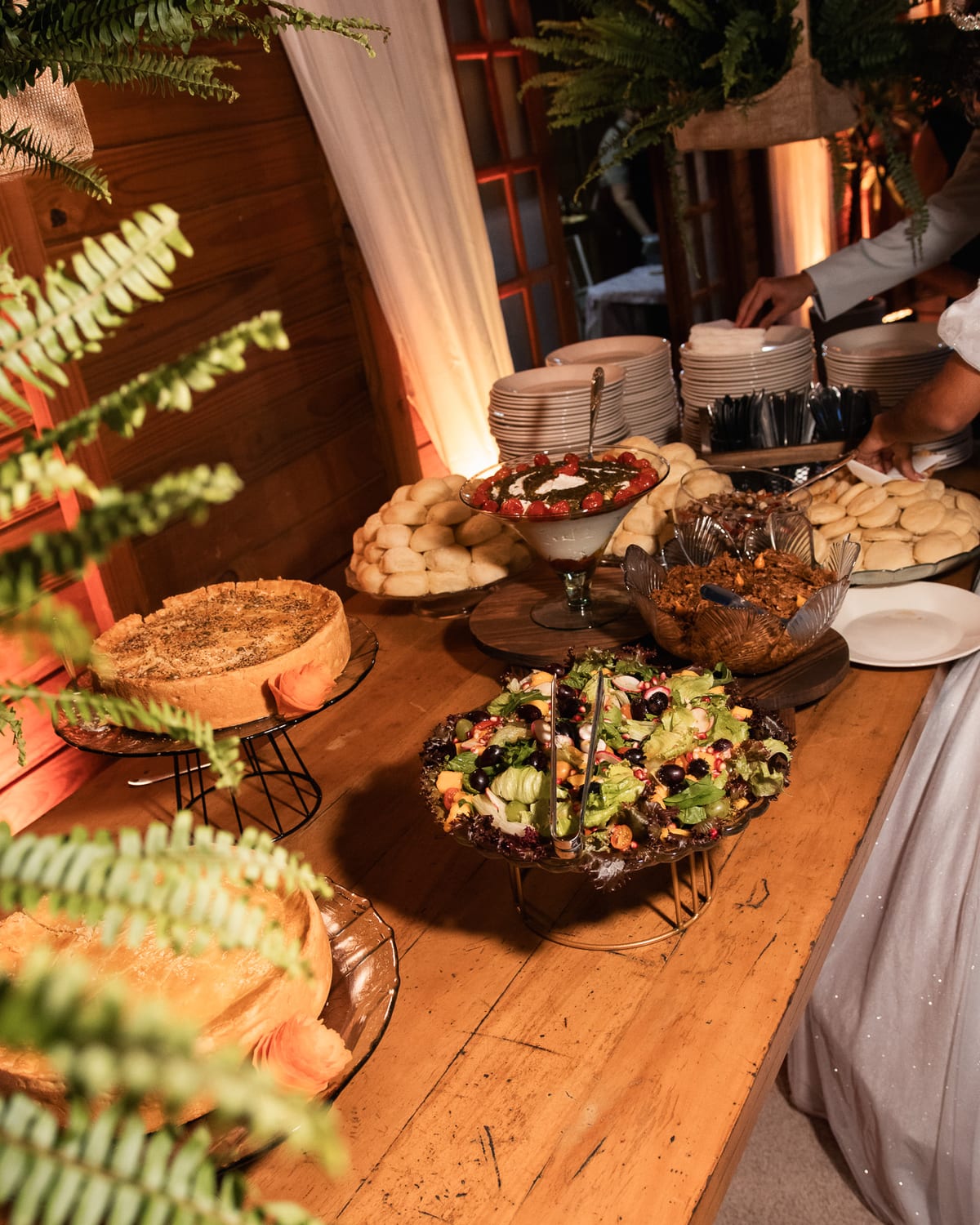 Mesa de buffet em casamento preparado pelo Buffet Karla Rios